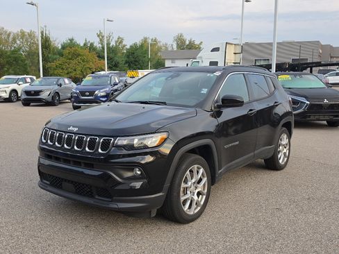 Used 2023 Jeep Compass Latitude AWD/4WD image 3