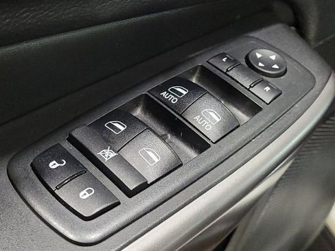 Used 2019 Jeep Cherokee Limited image 27