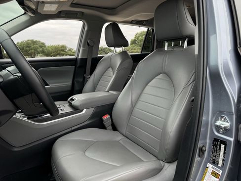 Used 2023 Toyota Highlander XLE FWD image 25