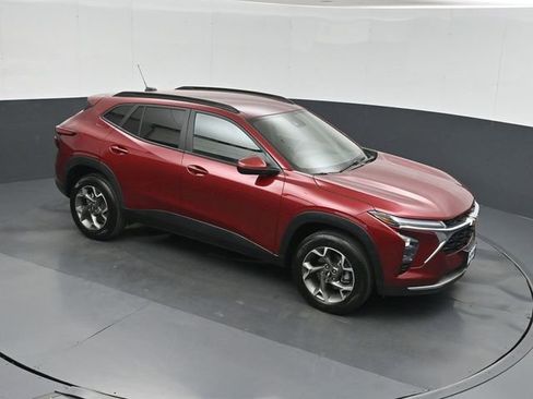 Used 2025 Chevrolet Trax LT FWD image 28