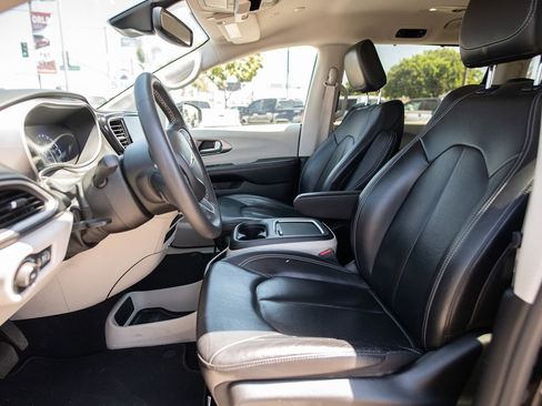 Used 2022 Chrysler Pacifica Touring-L image 19