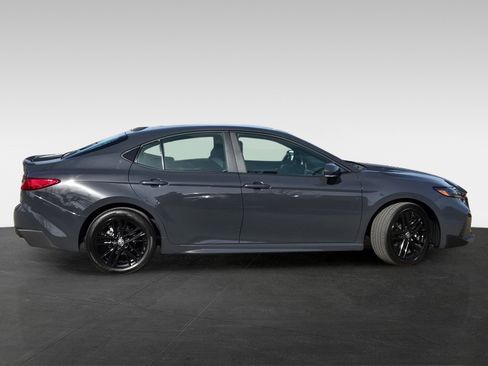 Used 2025 Toyota Camry SE image 3