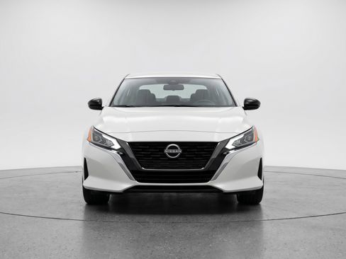 Used 2025 Nissan Altima 2.5 SV FWD image 2