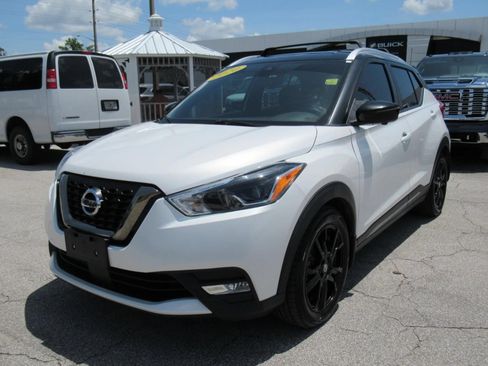 Used 2020 Nissan Kicks SR w/ SR Premium Package FWD image 3
