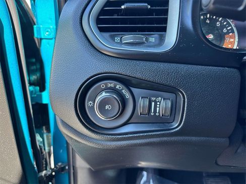 Used 2021 Jeep Renegade Latitude w/ Sun & Sound Group image 18