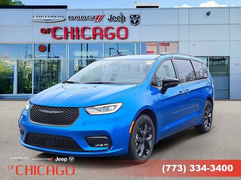 New 2026 Chrysler Pacifica Select image 2