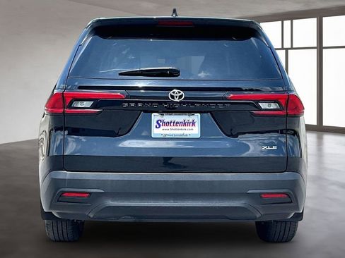 Used 2024 Toyota Grand Highlander XLE FWD image 5