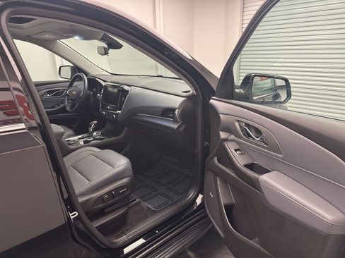 Used 2021 Chevrolet Traverse LT w/ LT Premium Package image 8
