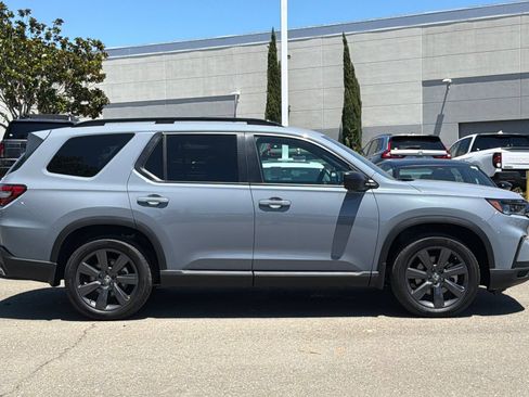 Certified 2025 Honda Pilot Sport image 3