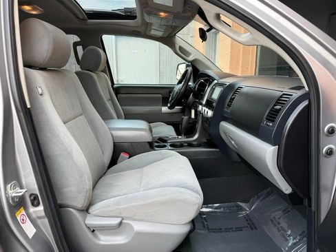 Used 2019 Toyota Sequoia SR5 AWD/4WD image 17