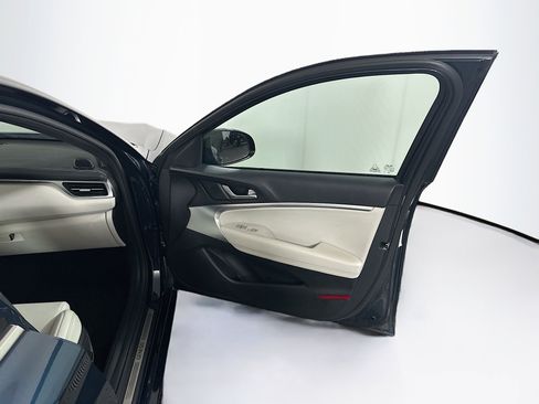 Used 2025 Genesis G70 2.5T RWD image 33