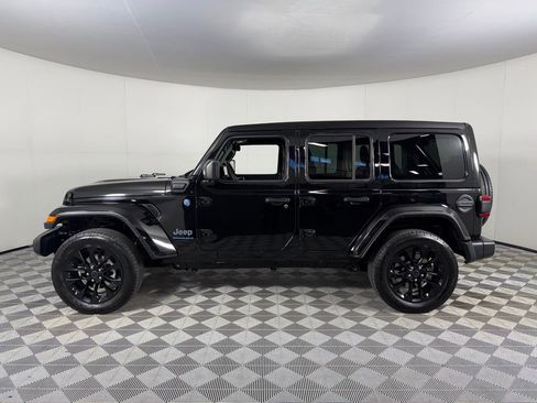Used 2025 Jeep Wrangler Unlimited Sahara w/ Safety Group AWD/4WD image 8