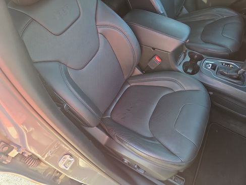 Certified 2021 Jeep Cherokee Latitude Lux w/ Comfort/Convenience Group AWD/4WD image 17