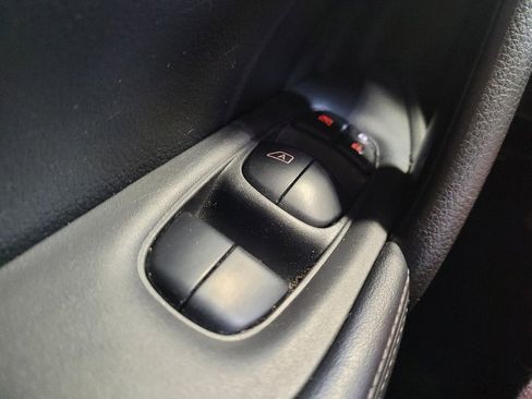 Used 2019 Nissan Rogue SV image 27
