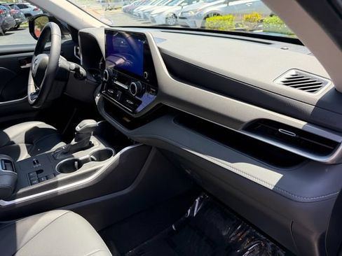 Used 2023 Toyota Highlander XLE FWD image 18