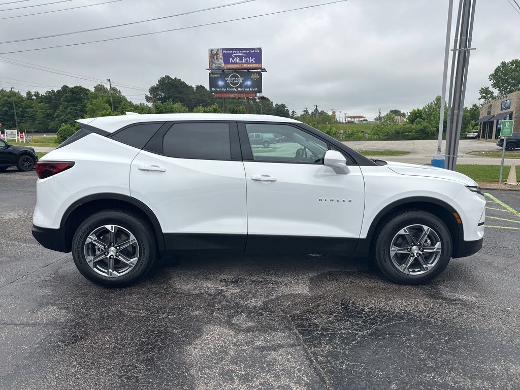 Used 2025 Chevrolet Blazer LT AWD/4WD image 2