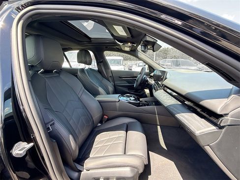 Used 2024 BMW 530i w/ Premium Package image 33