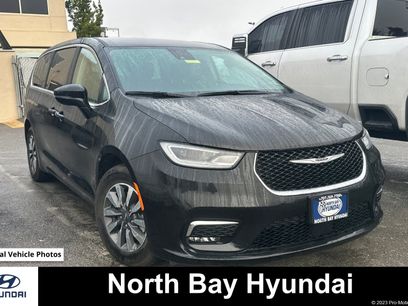 Used 2024 Chrysler Pacifica Select