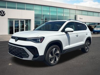 Used 2025 Volkswagen Taos SE w/ Panoramic Sunroof Package