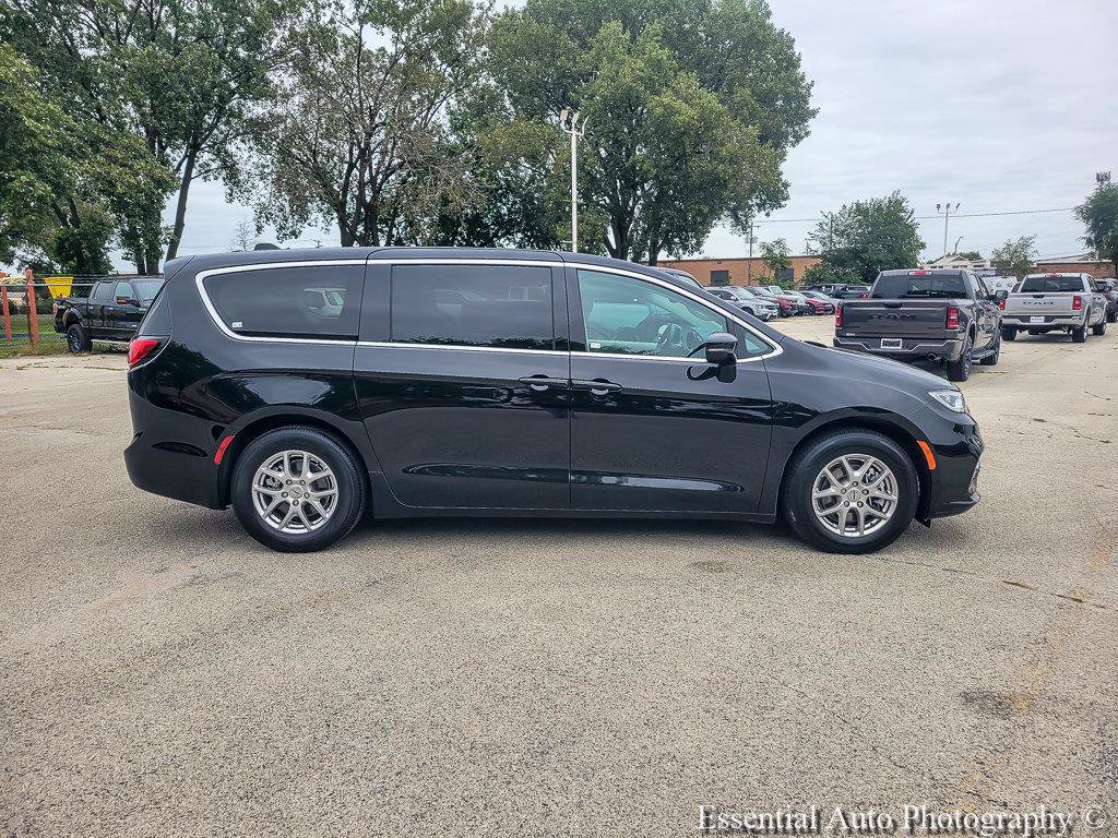 Used 2024 Chrysler Pacifica Touring-L FWD image 15