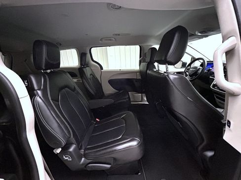 Used 2023 Chrysler Pacifica Touring-L FWD image 17