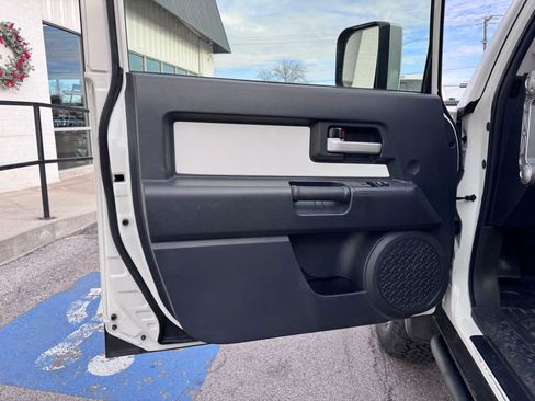 Used 2014 Toyota FJ Cruiser 4WD w/ Upgrade Package image 17