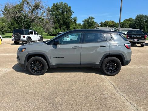 Used 2023 Jeep Compass Latitude AWD/4WD image 2