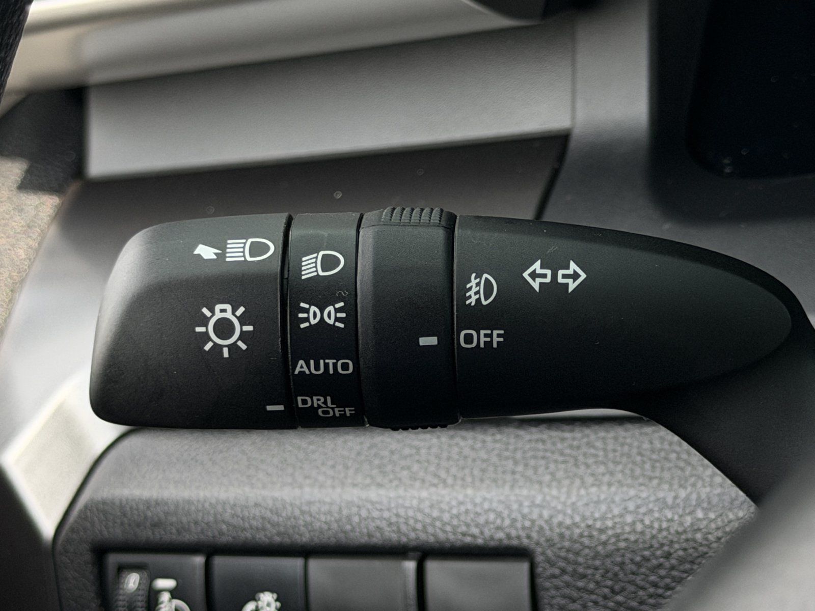 Used 2025 Toyota Tacoma SR5 AWD/4WD image 23