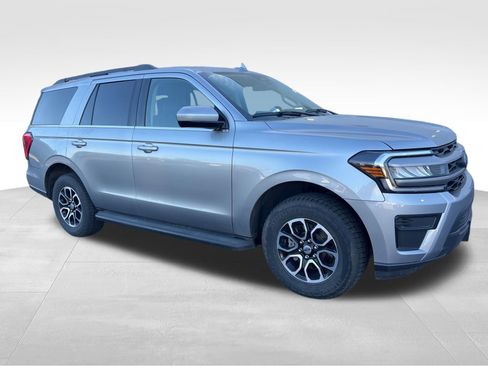 Used 2024 Ford Expedition XLT image 3