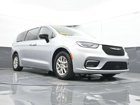 Used 2024 Chrysler Pacifica Touring-L FWD image 47