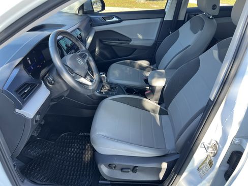 Certified 2022 Volkswagen Taos SE w/ Panoramic Sunroof Package image 16