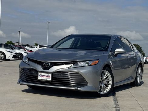 Used 2018 Toyota Camry XLE image 2