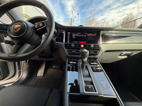Certified 2025 Porsche Macan image 16