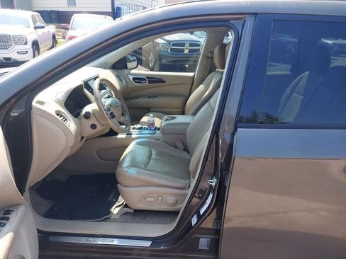 Used 2015 Nissan Pathfinder Platinum FWD image 2