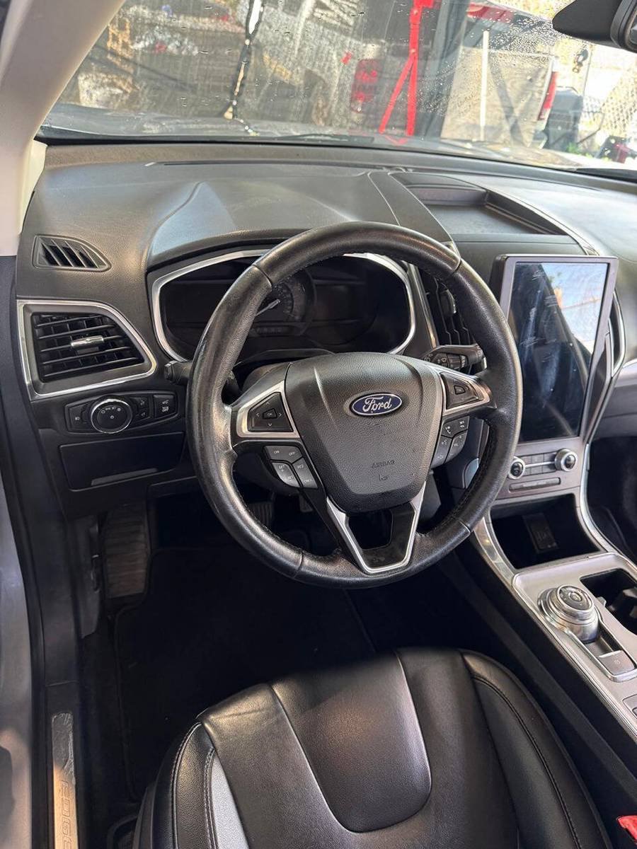 Used 2021 Ford Edge Titanium FWD image 4