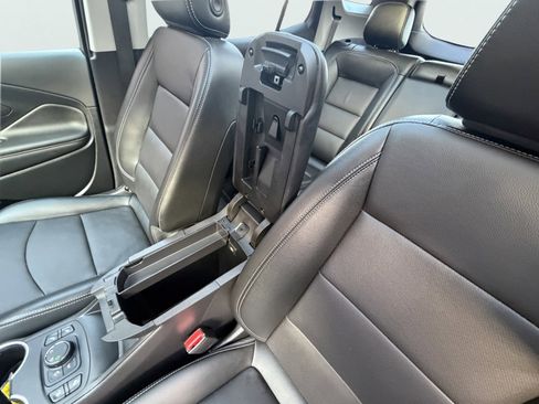 Used 2024 GMC Terrain SLT w/ Infotainment Package II AWD/4WD image 38