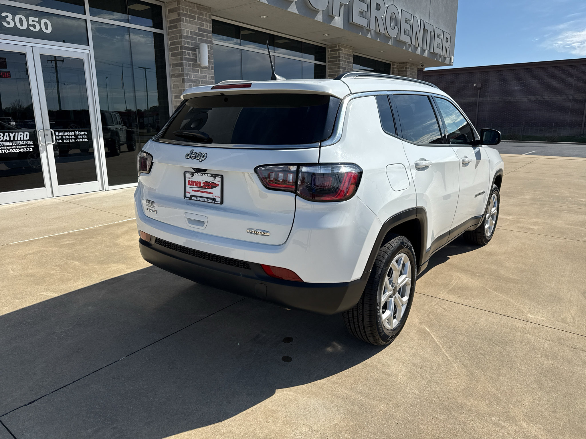 Used 2025 Jeep Compass Latitude w/ Sun & Sound Group AWD/4WD image 7