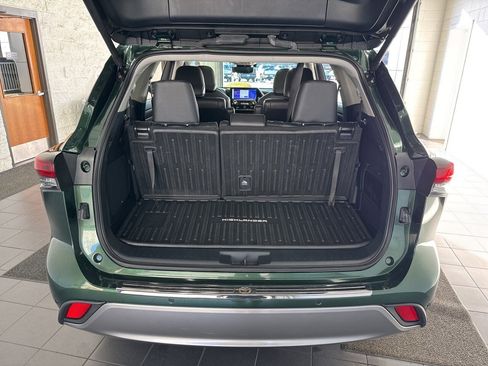 Used 2024 Toyota Highlander Platinum image 11