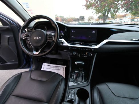 Used 2022 Kia Niro EX Premium image 19