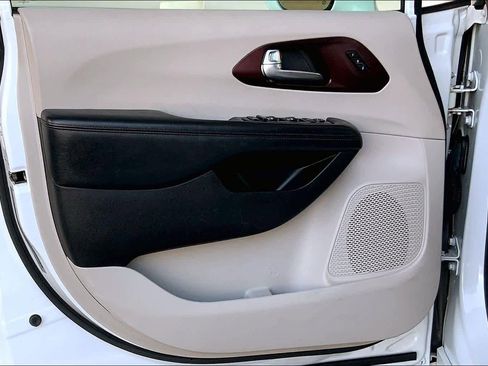 Used 2019 Chrysler Pacifica Limited image 22