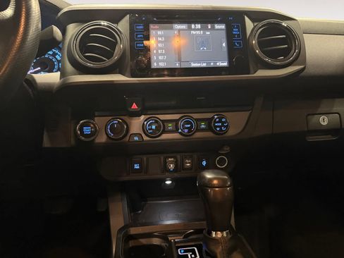 Used 2018 Toyota Tacoma TRD Sport AWD/4WD image 12
