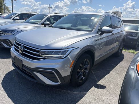 Used 2024 Volkswagen Tiguan SE w/ Panoramic Sunroof Package AWD/4WD image 4