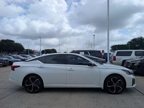 Used 2024 Nissan Altima 2.5 SR w/ SR Premium Package FWD image 3
