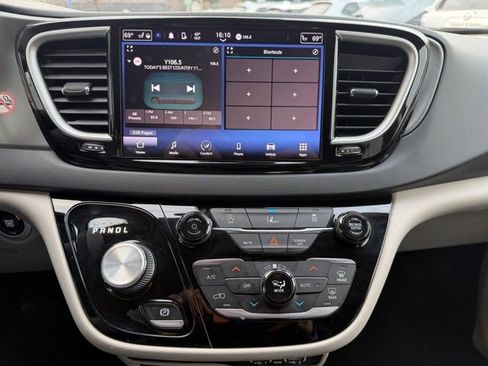 Used 2022 Chrysler Pacifica Touring-L FWD image 24