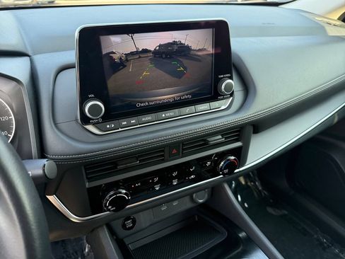Used 2025 Nissan Rogue S FWD image 19