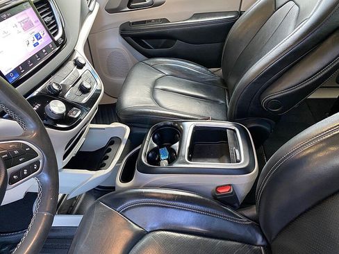Used 2022 Chrysler Pacifica Touring-L FWD image 59