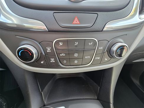 Used 2018 Chevrolet Equinox LT image 40