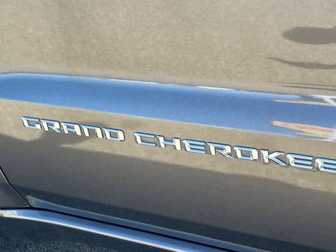 Used 2014 Jeep Grand Cherokee Overland w/ Advanced Technology Group image 21