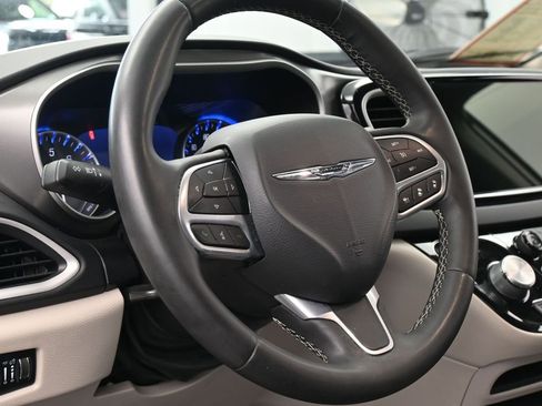 Used 2023 Chrysler Pacifica Touring-L image 14