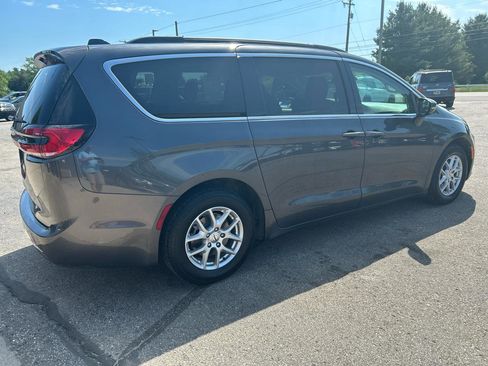 Used 2022 Chrysler Pacifica Touring-L FWD image 4